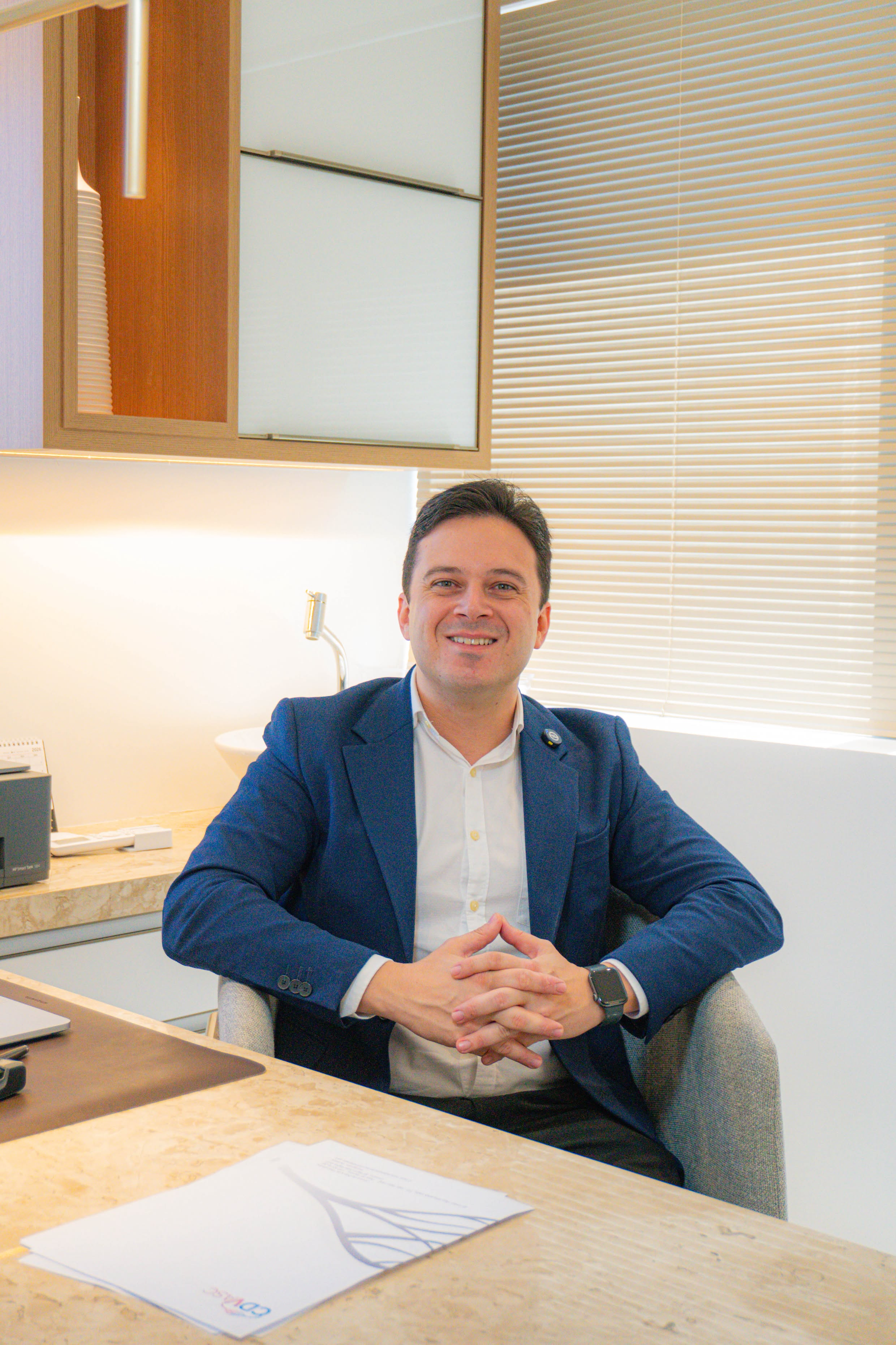 Dr. Pedro Neto, cirurgião vascular, em atendimento