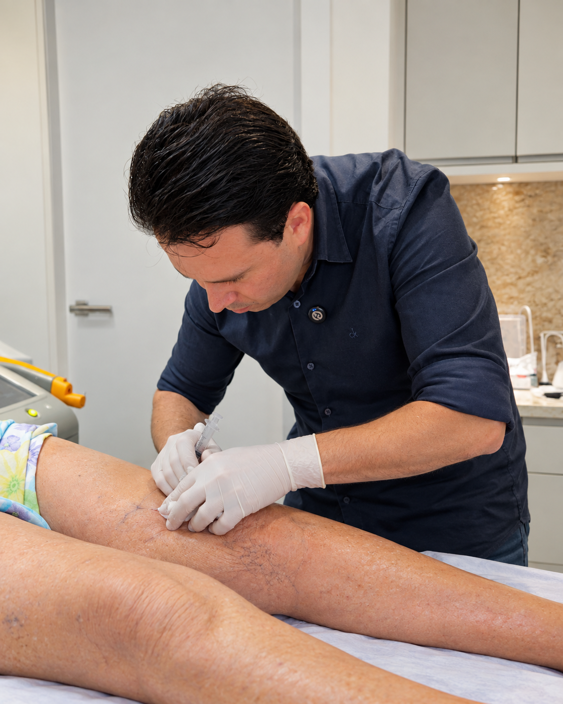Dr. Pedro Neto realizando escleroterapia em varizes e vasinhos